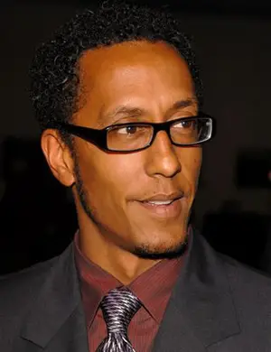 How tall is Andre Royo?